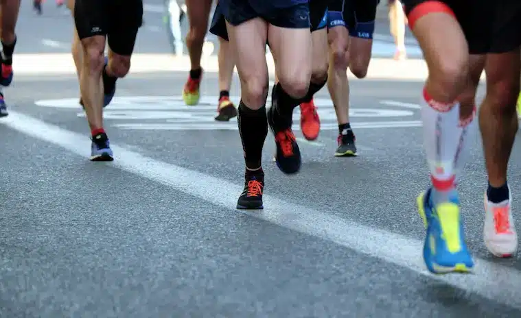 Groupe de coureurs du Hall Fitness Club au départ d'une sortie running à Bordeaux