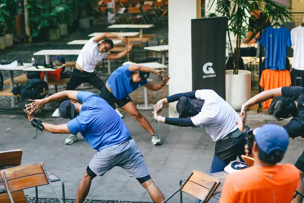 Étirements en groupe après une séance de running organisée par Le Hall Fitness Club